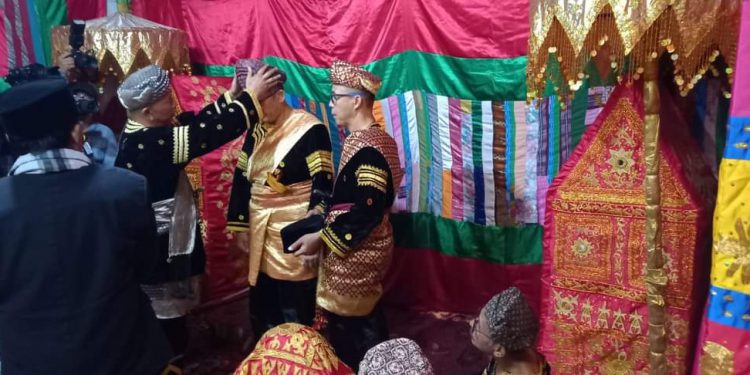 Saluak Penghulu Dipasangkan, Hendri Septa Segera Sandang Gelar Adat Dt. Alam Batuah